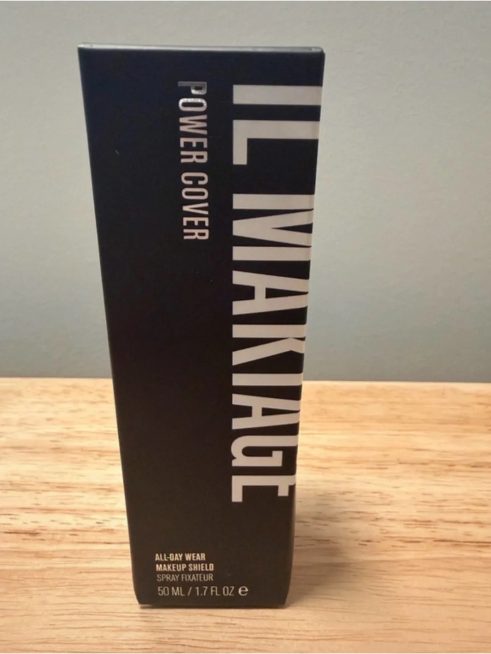 IL MAKIAGE Mattifying Makeup Setting Spray – Black Cap, Pale Pink Bottle